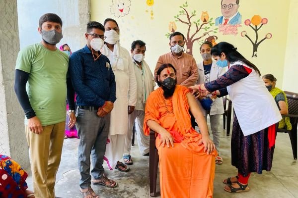 Rudrapur : Swami Narayan Chaitanya and Chugh inaugurated the vaccination camp