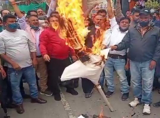 Nainital: The sanitation workers, who are still peacefully agitating for their demands, took out the funeral procession of Banshidhar Bhagat in a fierce agitation.