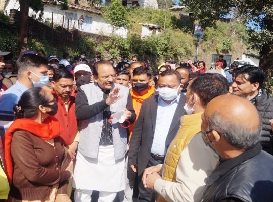 Nainital Breaking: Union Minister of State for Defense Bhatt reached Balianale area of ​​Nainital to know the condition of disaster victims, people narrated your past