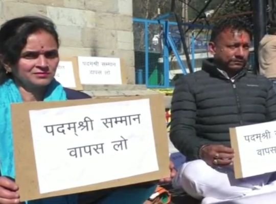 Nainital: Families of freedom fighters agitated by Kangana Ranaut's statement in freedom begging, kept fast and demanded this from the government