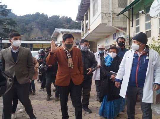 Nainital: Divisional Commissioner Deepak Rawat did a surprise inspection of BD Pandey District Hospital, tested the hospital number by calling from his mobile!