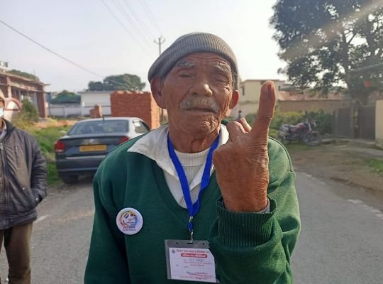 Uttarakhand Election| In Uttarakhand, a 100-year-old old man set an example by casting his vote