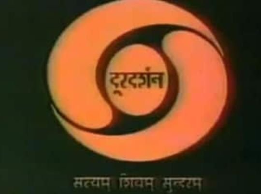 Do you remember Doordarshan's Chitrahar, Chandrakanta, Humlog, Ramayana, Mahabharata? Doordarshan, which was your favorite, was colored on the day of 25th April itself! Read this interesting informat