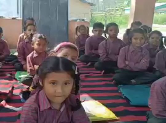 Salute to this teacher! Video of children telling interesting information about Uttarakhand through roll number went viral! This is not a private school but this government school belongs to Khatima 