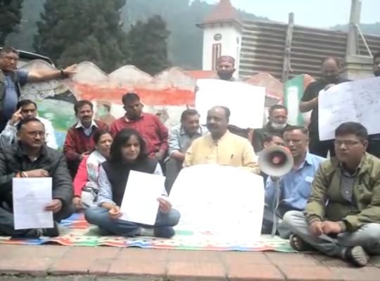 Nainital: Mission Mera Pahar and Vyapar Mandal sitting on a dharna against drugs in front of Mallital Kotwali! Said- Police administration is unable to stop drug smugglers