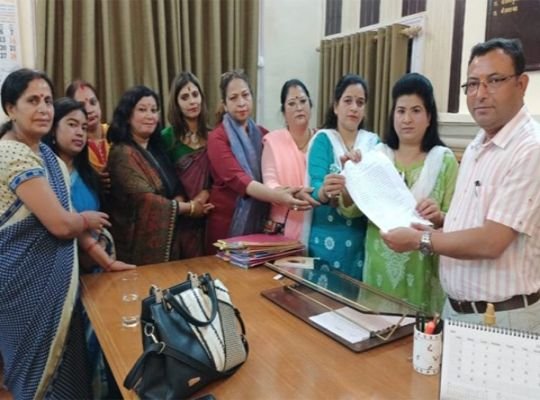 Nainital: BJP Mahila Morcha came to the rescue of BJP leader who was indecent with ASHA workers! Women are giving memorandum against women