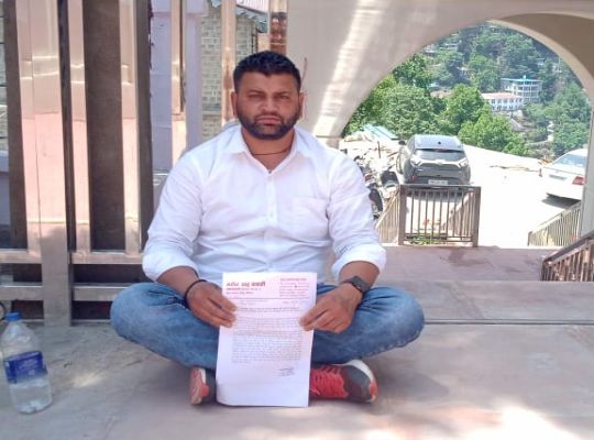 Nainital: People crave for water in Nainital, the city of lakes! Even after repeatedly pleading for water, the department did not listen to one, then member Manoj Sah sat on a dharna in front of the