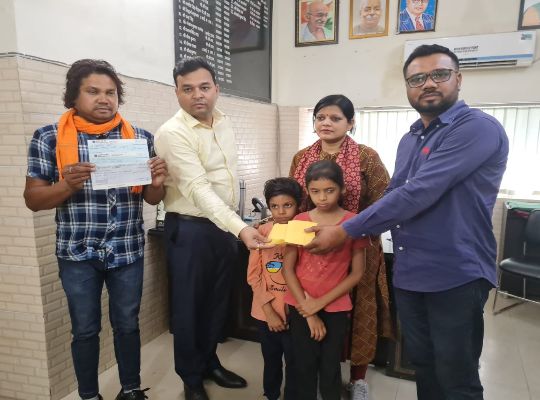 Nainital: CM Pushkar Singh Dhami took cognizance of the news of Awaaz 24x7, gave one lakh rupees for the treatment of the father to the girls who pleaded for help for the treatment of their father.