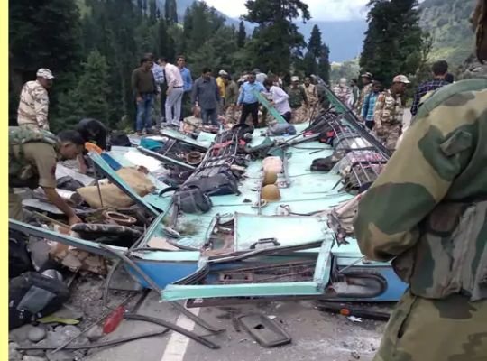 Inauspicious on Tuesday: The bus of ITBP jawans fell in the river! Traumatic death on the spot, jawans were returning from duty after Amarnath Yatra... see the horrifying pictures of the accident in 