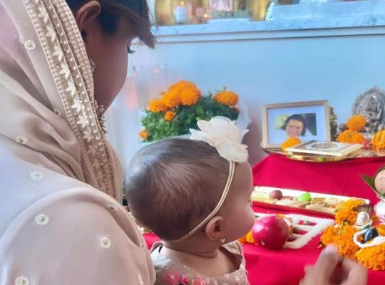 Priyanka Chopra has great faith in Haidakhan Baba of Uttarakhand! Along with worshiping Mahalaxmi in Diwali, Priyanka worshiped Haidakhan Baba too with husband Nick, daughter Malti and mother