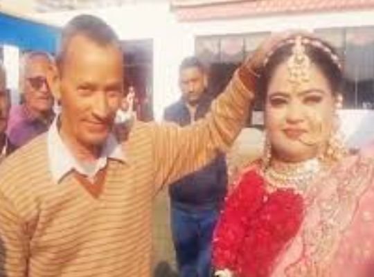 Nainital: Honest auto driver !A bag full of jewelery and currency worth 6 lakhs was accidentally left in the auto by the bride's side, the hill auto driver returned the bag after going to the wedding