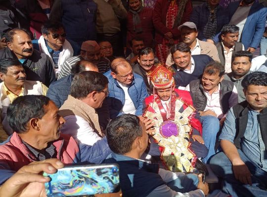 Nainital: seeing the condition of the bad  road, the groom sat on a dharna with the leader of the opposition! the government should take care