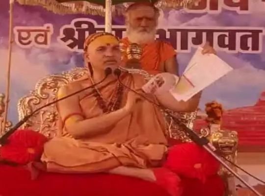 Shankaracharya Swami Avimukteshwaranand Saraswati tore the pages of the lesson Chamtkar from Chhattisgarh Education Board's book! Expressing displeasure, many burning questions were asked, what is th