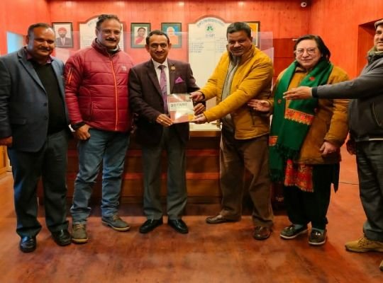 Nainital: KU Vice Chancellor released Dr. BP Pandey's book Botany for B.Sc. Students Semester 2! Now three theory and practical courses will be available in one book