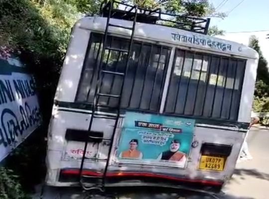 Major accident averted in Mussoorie! The brakes of Uttarakhand Transport Department's bus failed! 40 passengers were on board, narrowly escaped