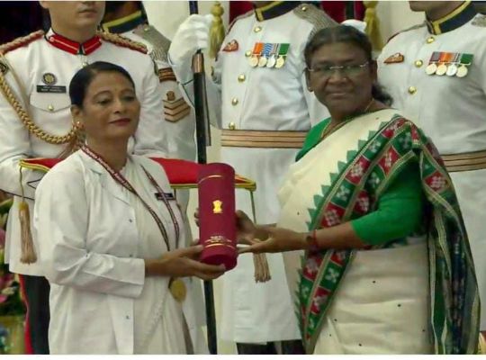 Manju Kaida of Uttarakhand received the award from President Draupadi Murmu, honored for her excellent work in the nursing field