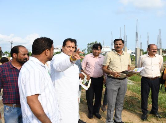 Ramnagar: Minister Prem Chandra Agrawal did a ground inspection of 528 flats for the poor under the Pradhan Mantri Awas Yojana being built in Umedpur area of Ramnagar.
