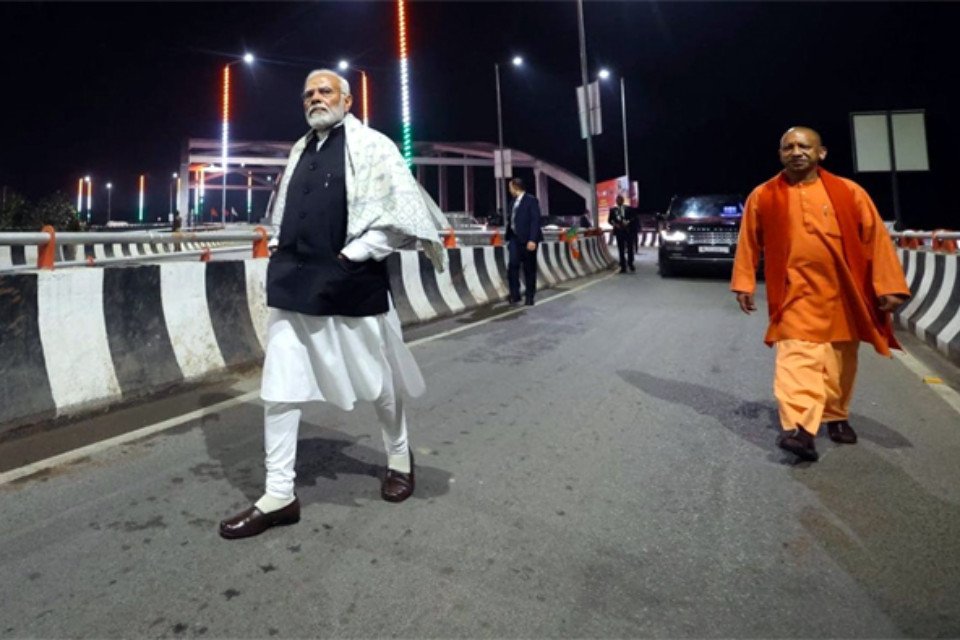 Big Breaking: And PM Modi came out on foot on the road at midnight! The picture went viral, know what was the reason?