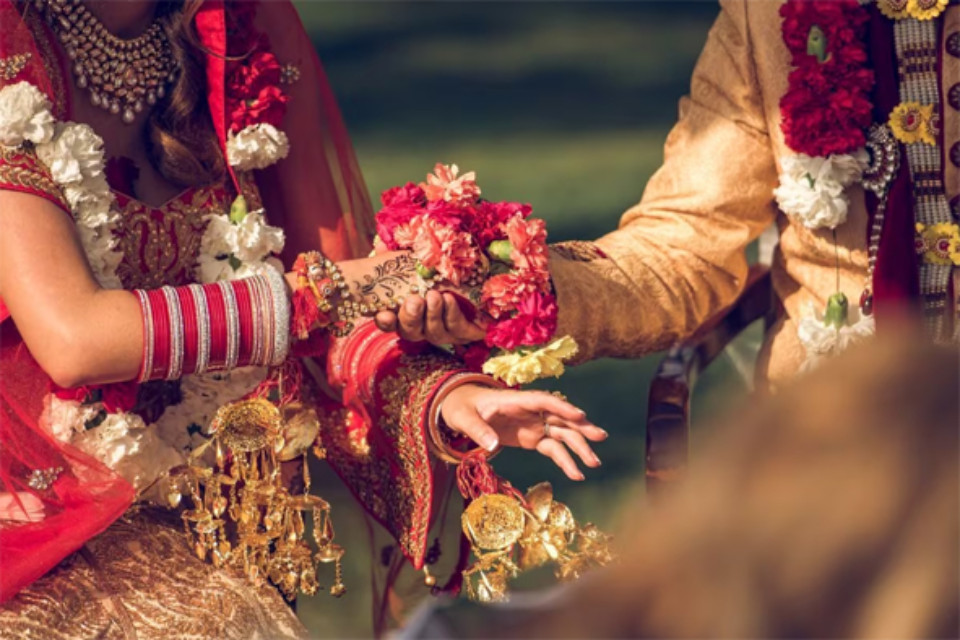 What is this: The groom became romantic on stage and the bride got furious! Didn't take seven rounds, returned the wedding procession after taking dowry back.
