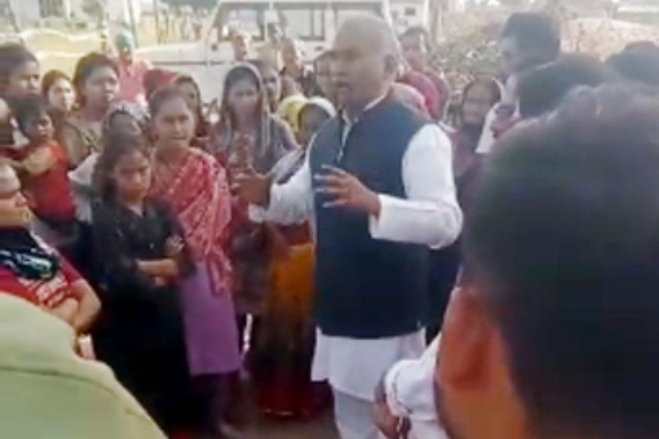Viral Video: Villagers' temper rises after listening to the MLA! He said- If you don't come, our marriage won't stop? Boycott of elections and eye shown to MLA, know the whole matter