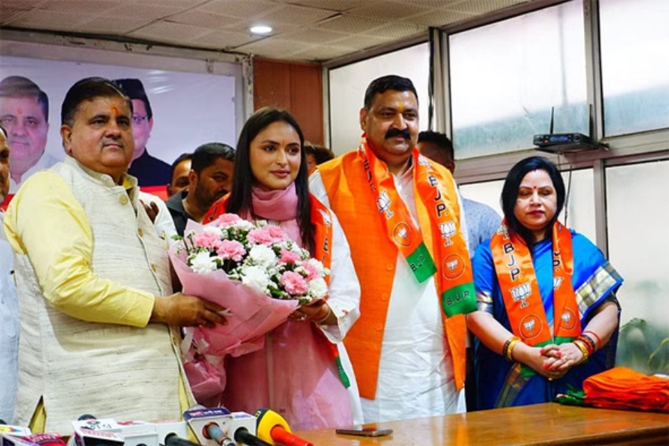 Uttarakhand: Harak Singh Rawat's daughter-in-law Anukriti Gusain joins BJP! State President Bhatt gave membership, Gangwar couple also joined the party