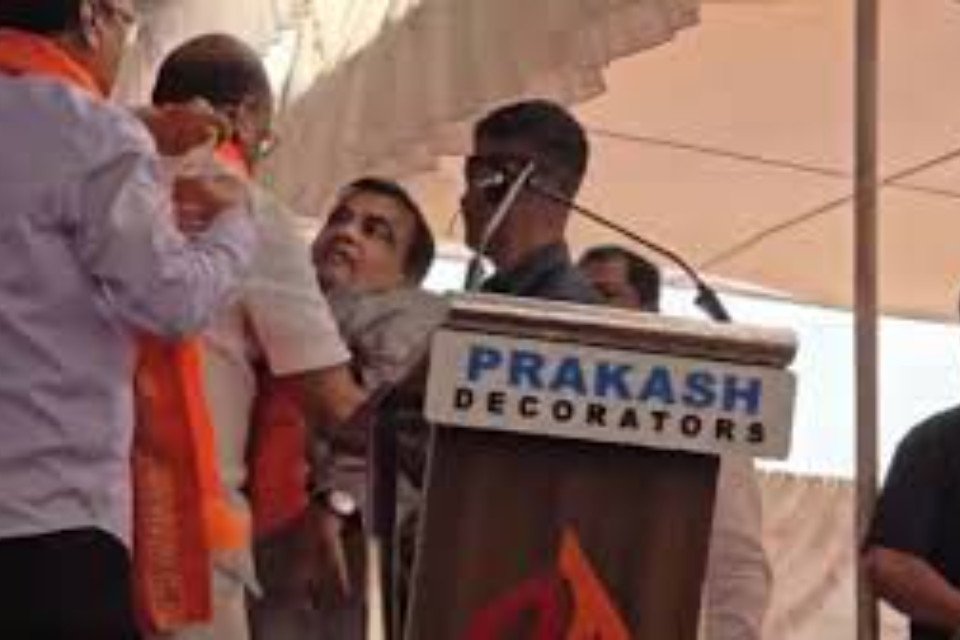 Union Minister Nitin Gadkari fainted in the election meeting, was giving speech on the stage