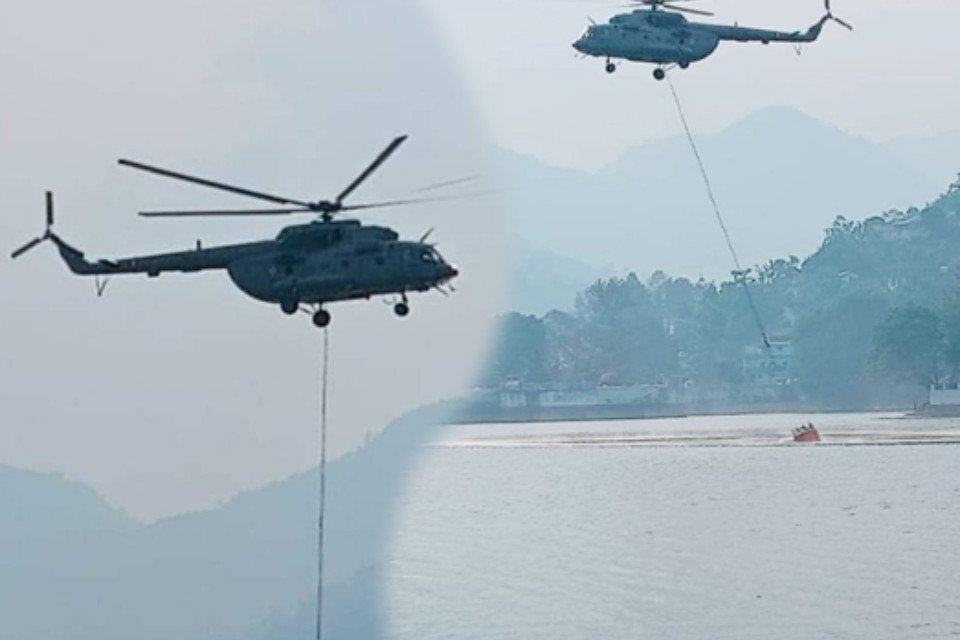 UttarakhanD: जंगलों में आग का तांड़व! अब वायुसेना के हेलीकॉप्टर ने संभाला  मोर्चा, भीमताल झील के पानी से की जा रही बौछार - Awaaz24x7