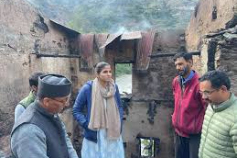 15 families rendered homeless in Dehradun fire! CM took cognizance of the matter, instructed DM to provide help to the victims
