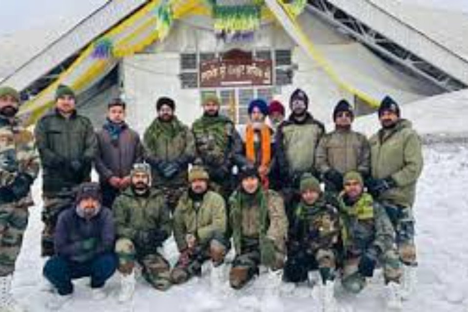 Army soldiers reached Hemkund Sahib! Main gate opened after Ardaas, snow removal work started