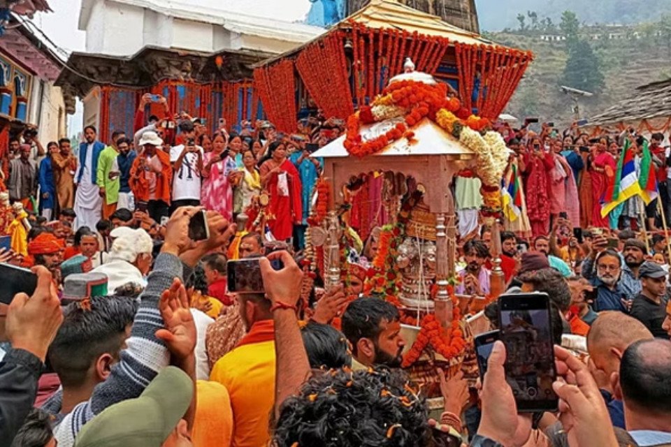 Aastha: Baba Kedar's palanquin left for Dham! The doli was brought out of the sanctum sanctorum amidst cheers, the right holders did the decoration