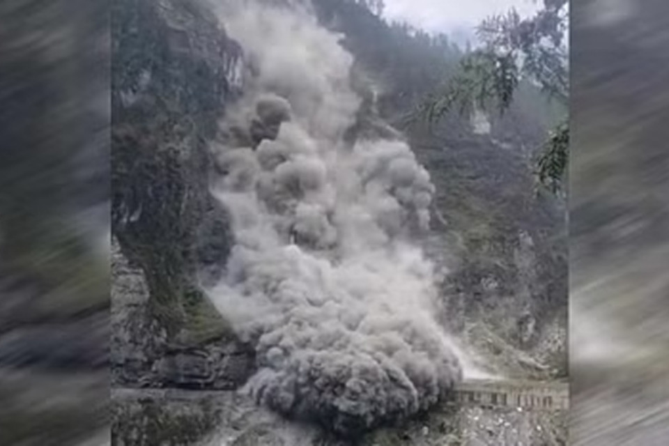 Uttarakhand: The cycle of troubles is not stopping! Heavy landslide near Patalganga Langsi Tunnel on Badrinath Highway, road closed