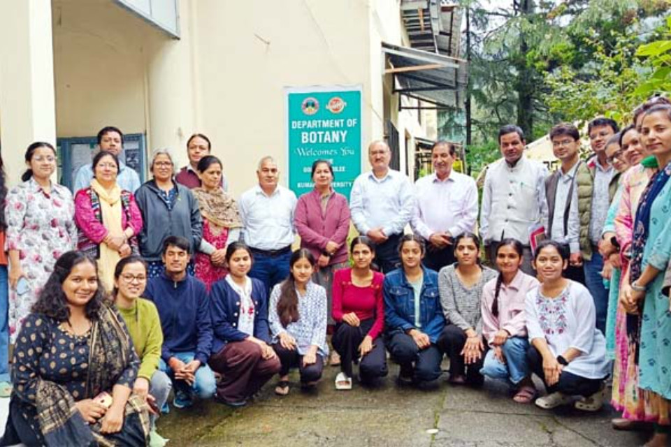 Lecture on Nainital: Current Scenario of Lichenology in India! Dr. Upreti shared his experiences and answered the questions of researchers.