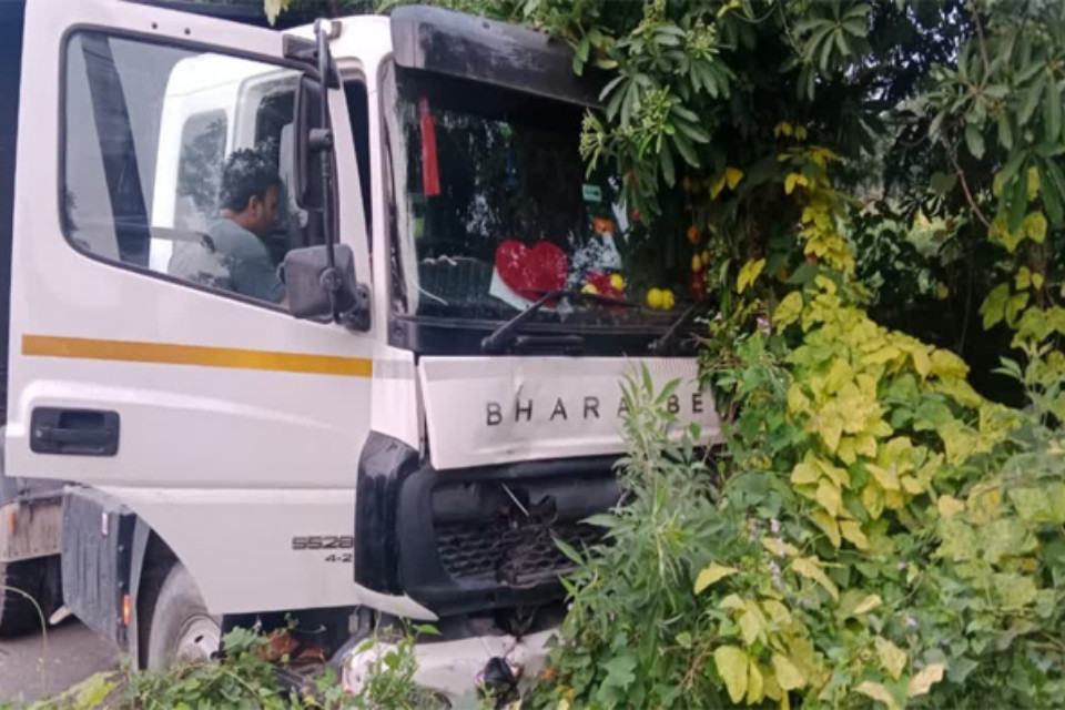 Tragic accident in Ramnagar! Mother and son were riding a bike, a dumper disguised as a car crushed both of them.