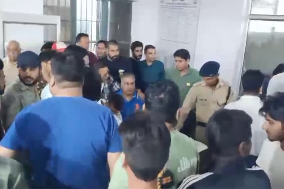 Why: Shoaib Khan was harassing the woman by posing as Shubham! Hinduists got angry after knowing the truth, ran and beat them and took them to the police station