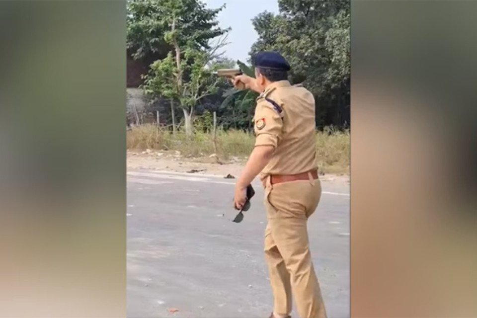 Fire of violence: STF Chief Amitabh Yash reached Bahraich from Lucknow! Came on the road with a pistol in his hand, video of the action went viral on social media