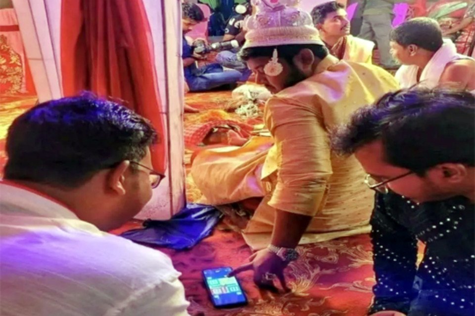 Are you getting married or is it a joke? Here Pandit ji was reciting mantras! On the other hand, the groom was playing 'Ludo' with friends, know why the picture has gone viral