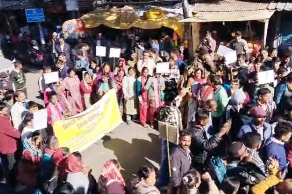 Uttarakhand: Villagers took to the streets demanding roads! Villagers of Chamoli took out a huge rally, women walked 18 km