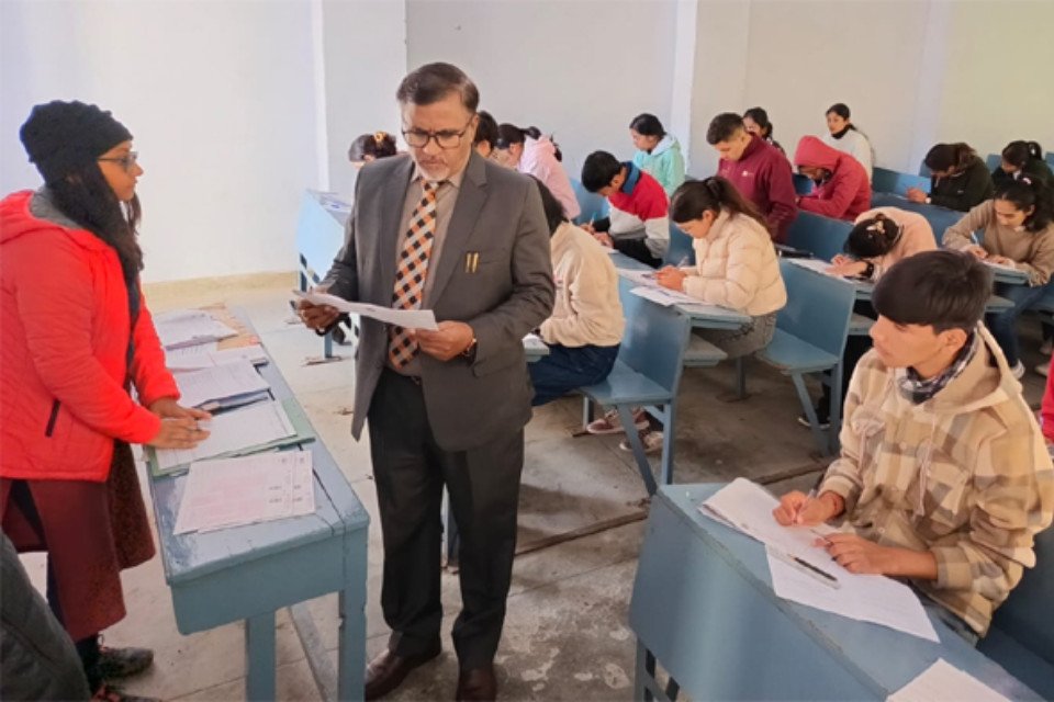 Nainital: Vice Chancellor did a surprise inspection of the examination center of DSB campus! Took stock of examination process, laid emphasis on maintaining cleanliness