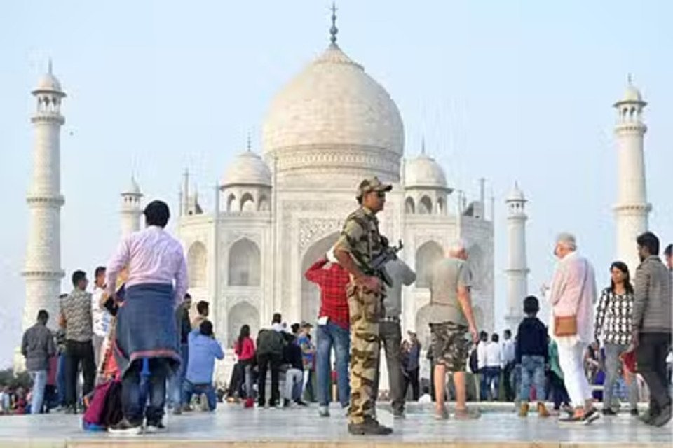 Big Breaking: Threat to bomb Taj Mahal! Panic created in security agencies, surrounding areas being searched