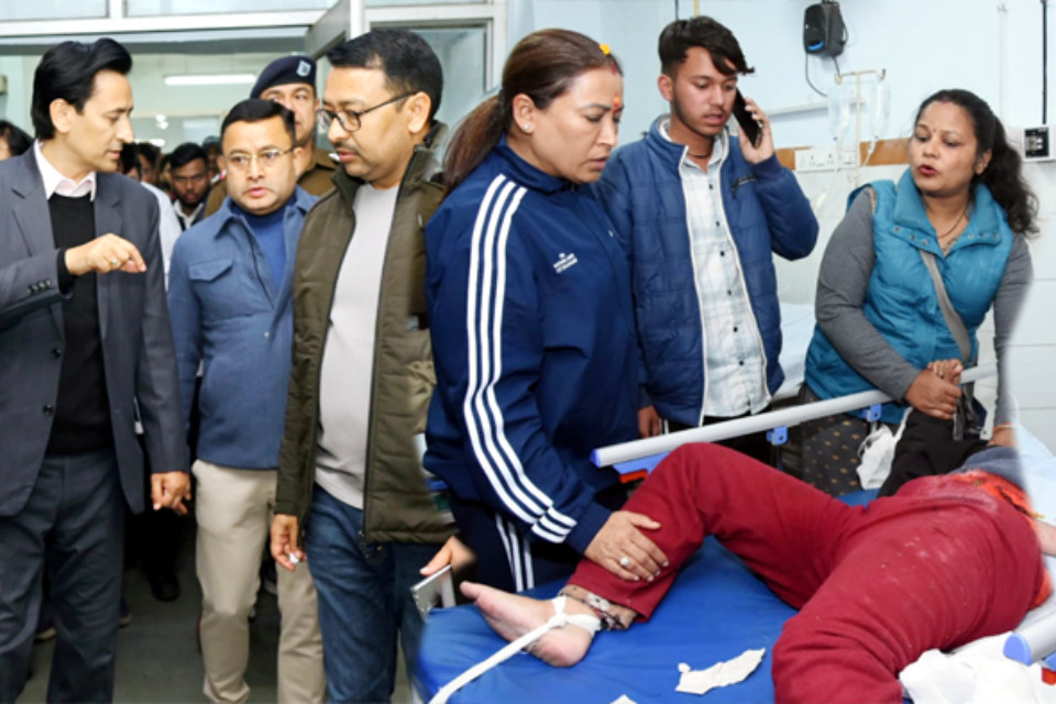 Bhimtal accident: Cabinet Minister Rekha Arya reached the hospital to know the condition of the injured! Kumaon Commissioner was also present, information collected from doctors