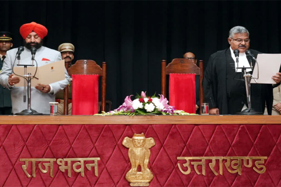 Uttarakhand Breaking: Newly appointed Chief Justice of High Court Narendra ji took oath of office and secrecy! Ceremony held at Raj Bhavan Dehradun, CM was also present