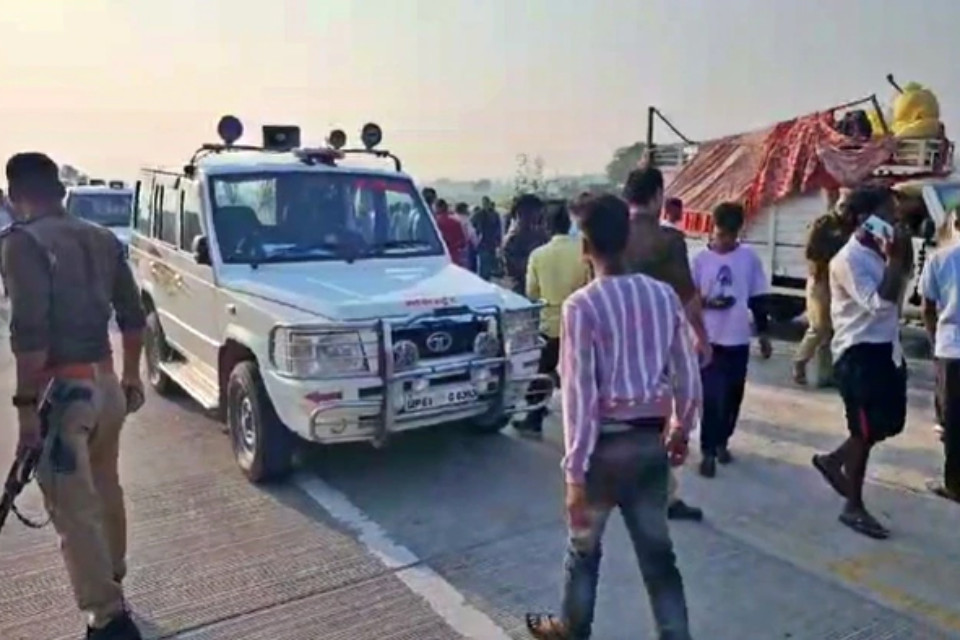 Horrific accident: Truck collides with the car of passengers coming from Mahakumbh! News of death of six people, people got scared after seeing the scene