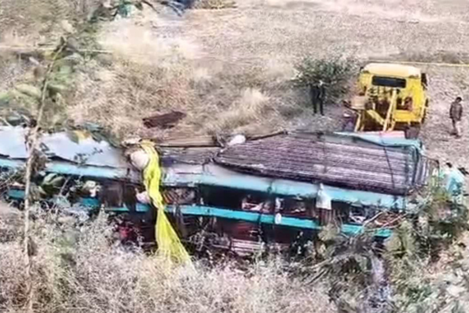 Horrible road accident in Gujarat! Bus full of pilgrims falls into ditch, news of 7 deaths