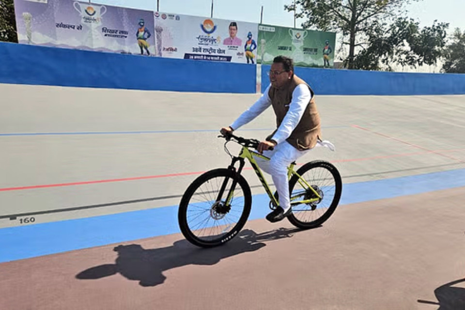 CM Dhami in Rudrapur! Youth encouraged by cycling, winners honored with medals