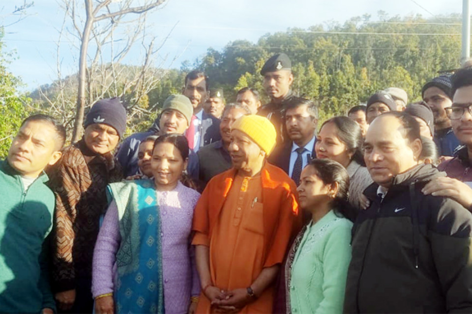 Chief Minister Yogi Adityanath's visit to Uttarakhand! Photographed with villagers, gave a big message to the youth