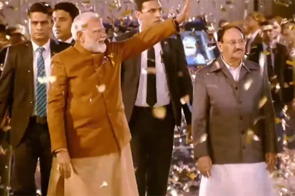 Victory celebration: Prime Minister Modi reaches BJP headquarters! Got a warm welcome, said - Delhi gave love openly