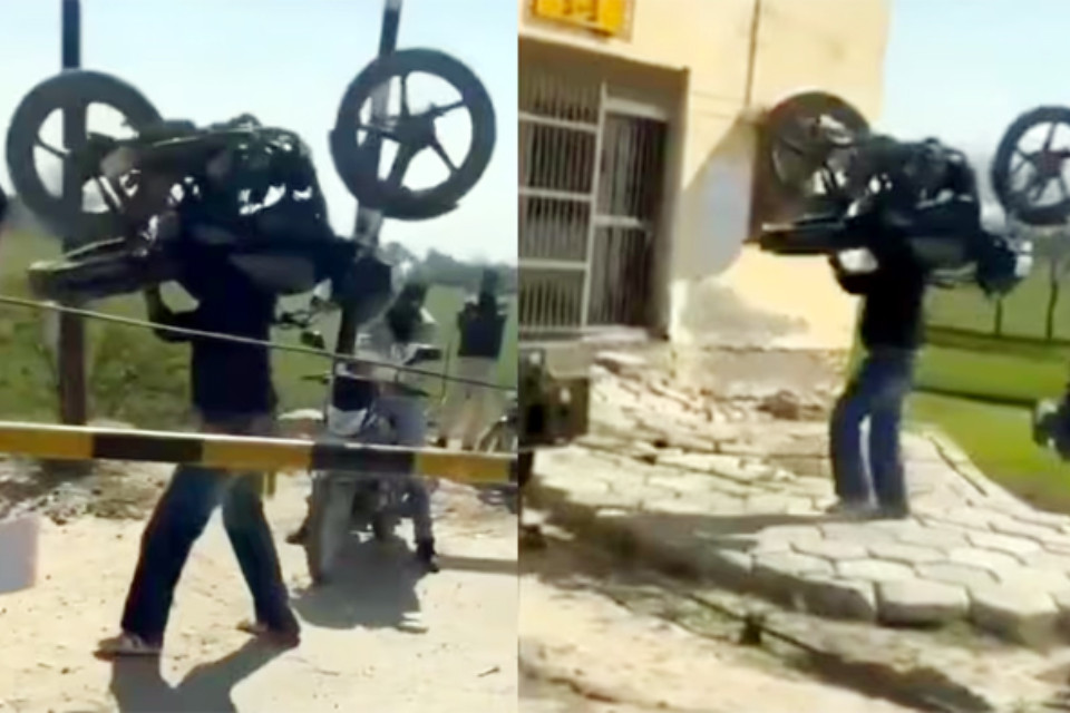 What is this: The railway gate was closed! The man lifted his bike on his shoulder and crossed the track, everyone was shocked to see the viral video