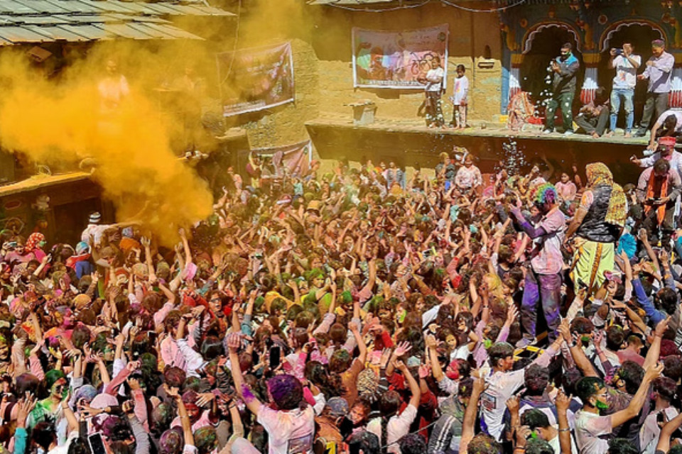 Festival of colours: Holi celebrated across the country! People painted in colourful colours, colours will be played at some places in Uttarakhand tomorrow