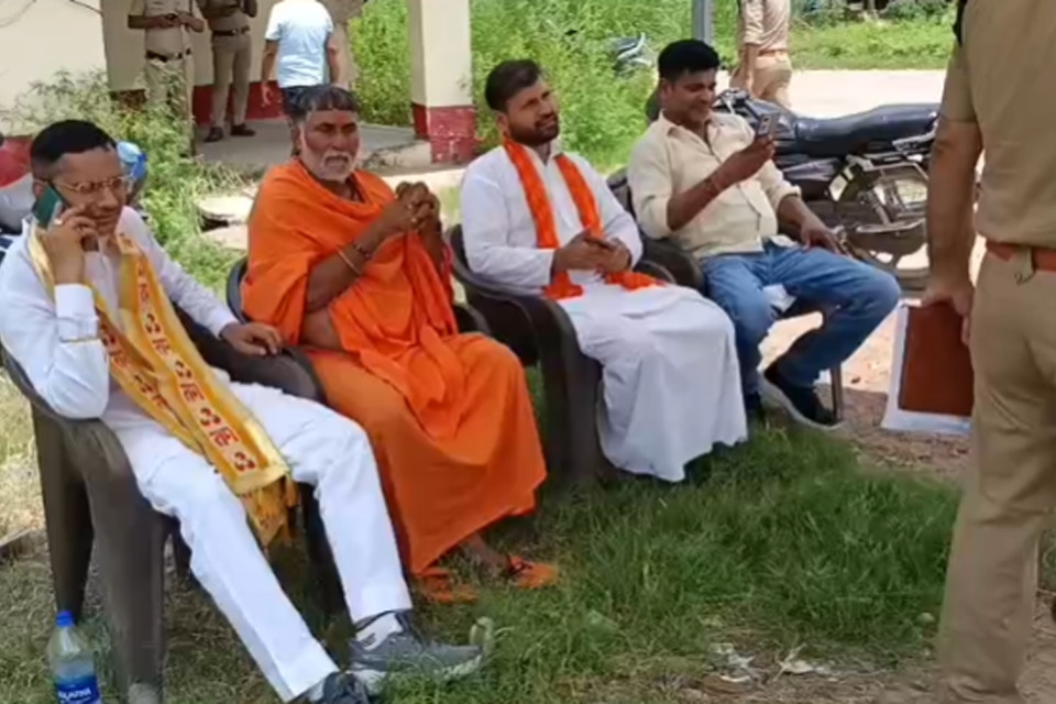 Uttarakhand: Swami Yashveer Maharaj stopped at Narsan border! Clashes between supporters and police
