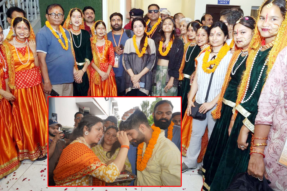 Uttarakhand: The first group of Kailash Mansarovar Yatra reached Tanakpur! Welcomed with traditional customs, Chief Minister will send them off tomorrow